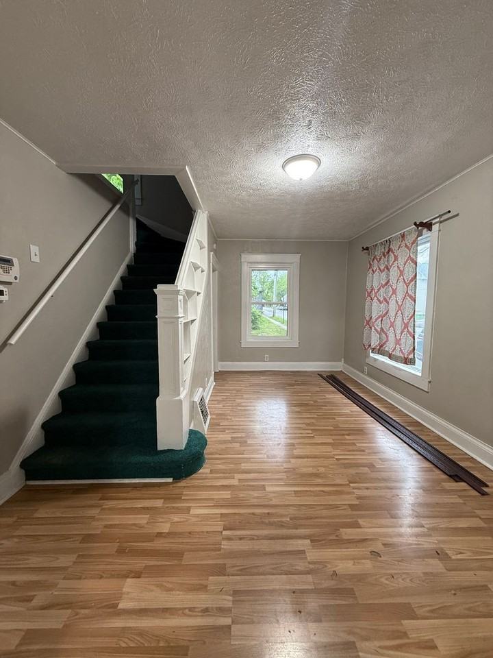 1568 W Franklin St - Photo 3 of 8