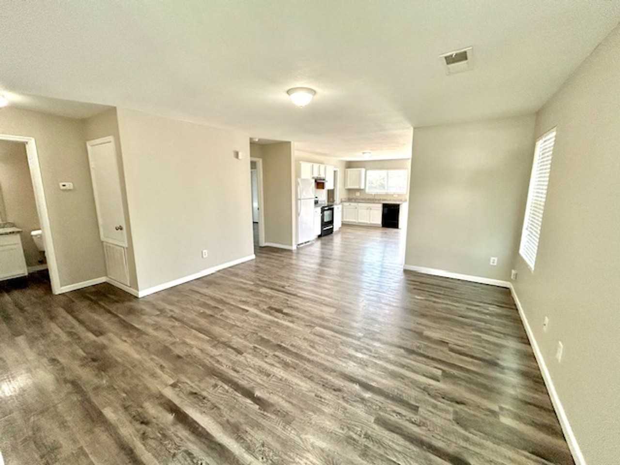 228 Dormont Dr Ne - Photo 2 of 16