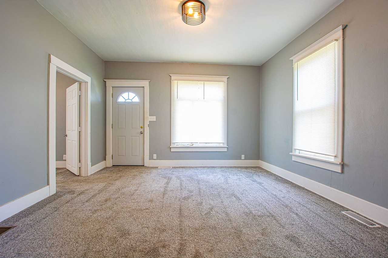 2123 Washington St - Photo 2 of 17