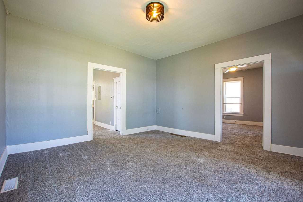 2123 Washington St - Photo 4 of 17