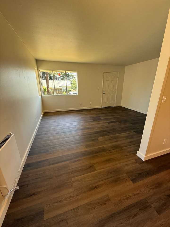 966 W 17th St - Photo 2 of 12