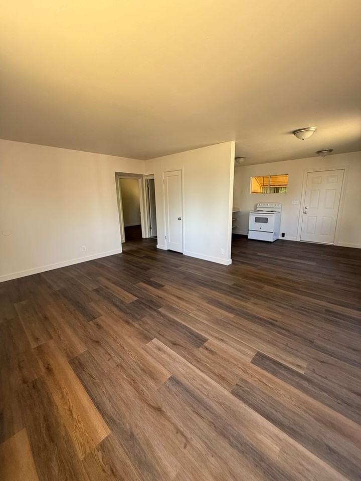 966 W 17th St - Photo 3 of 12