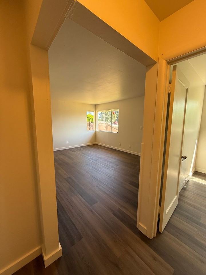 966 W 17th St - Photo 4 of 12