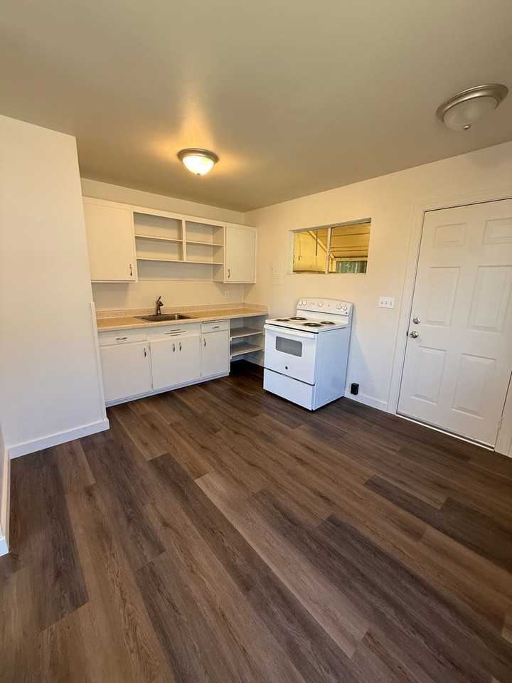 966 W 17th St - Photo 6 of 12
