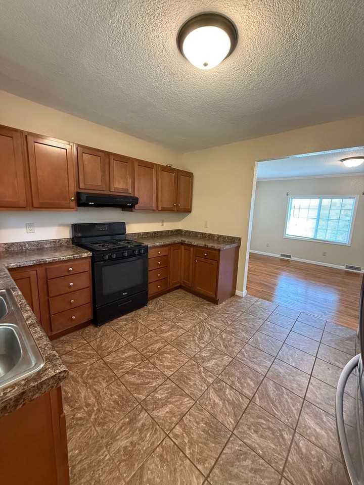 1337 Avenue C - Photo 5 of 11