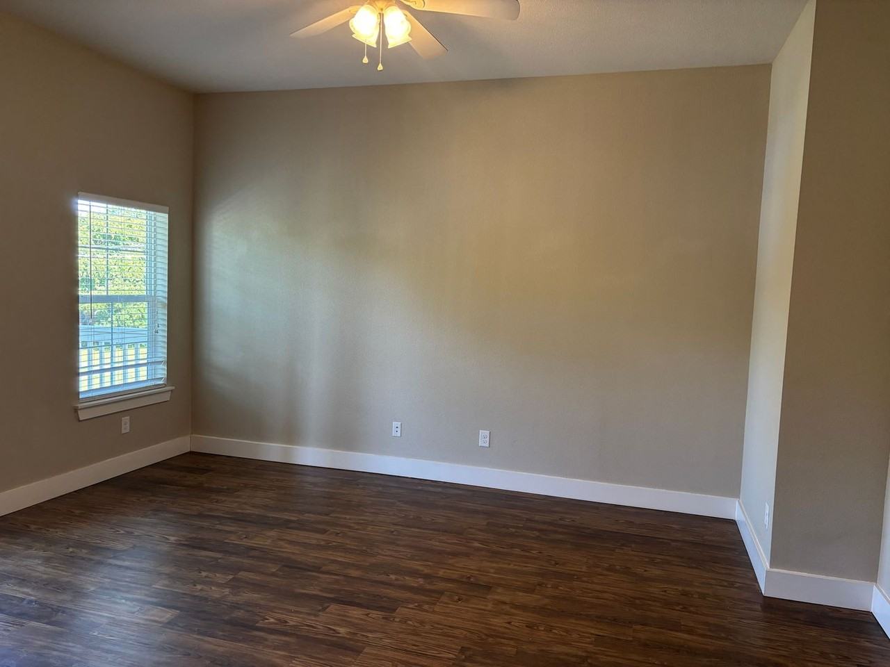 301 N Woods St - Photo 3 of 9