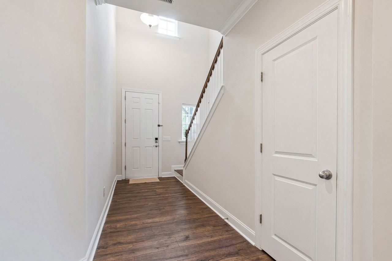1913 Stanlake Dr - Photo 4 of 48