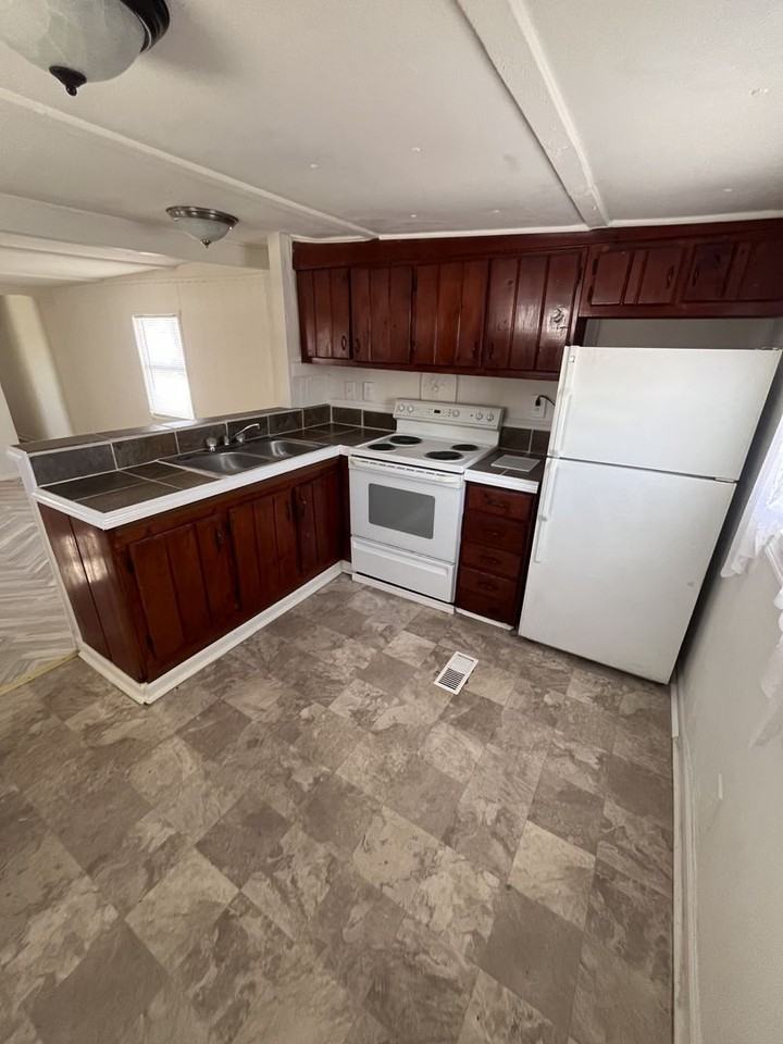 501 S Hickory St - Photo 5 of 10