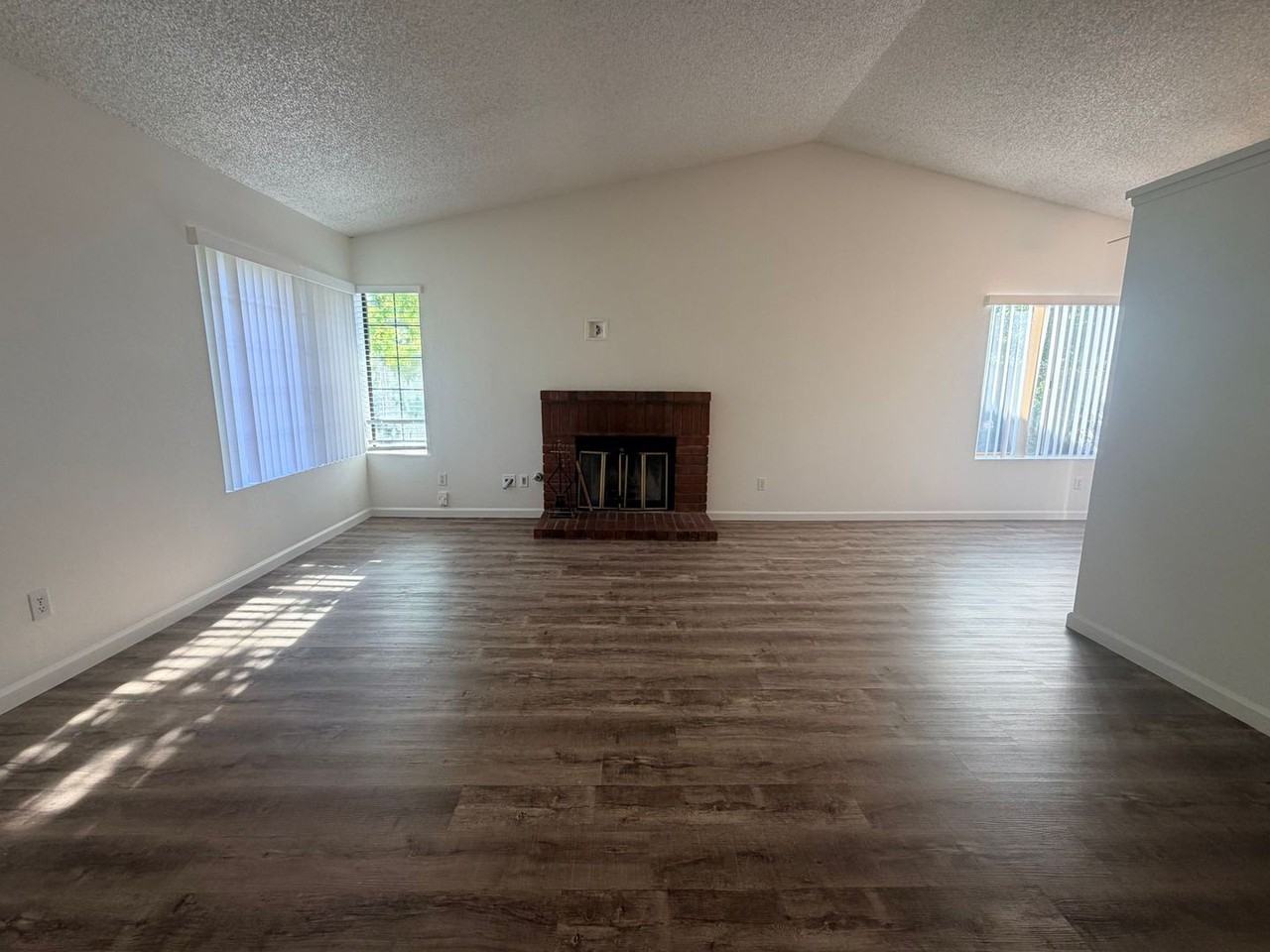 214 Meadowbrook Ct - Photo 3 of 15