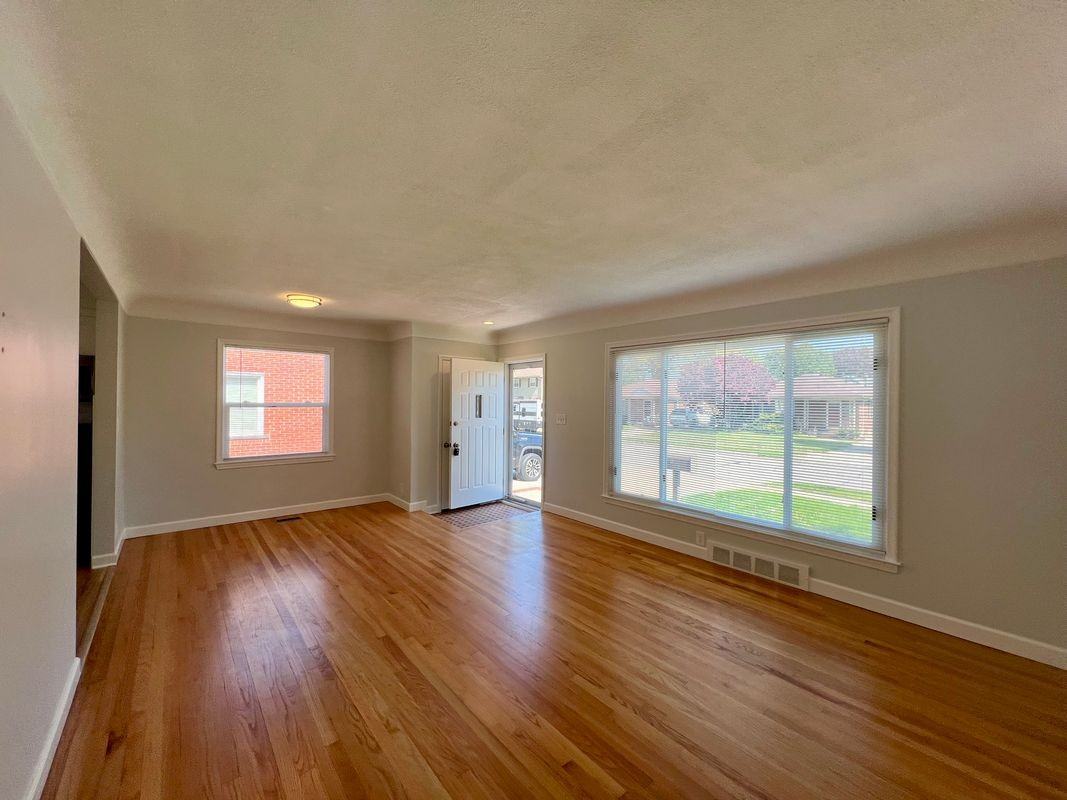 22104 Elizabeth St - Photo 3 of 16