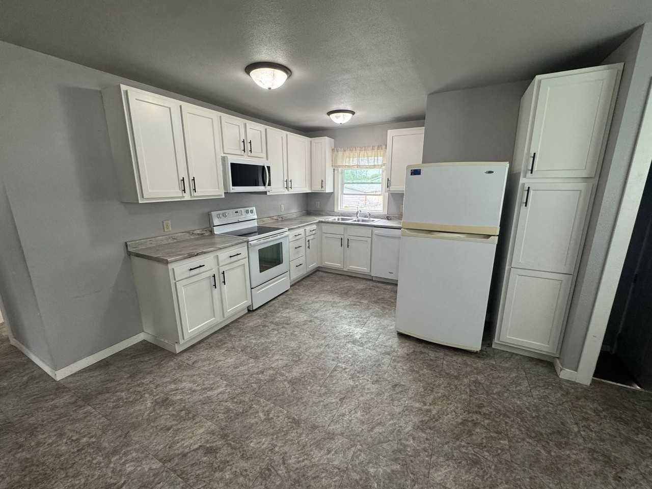 1007 S 27th St - Photo 4 of 9