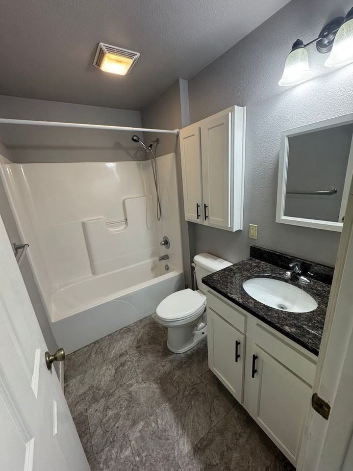 1007 S 27th St - Photo 5 of 9