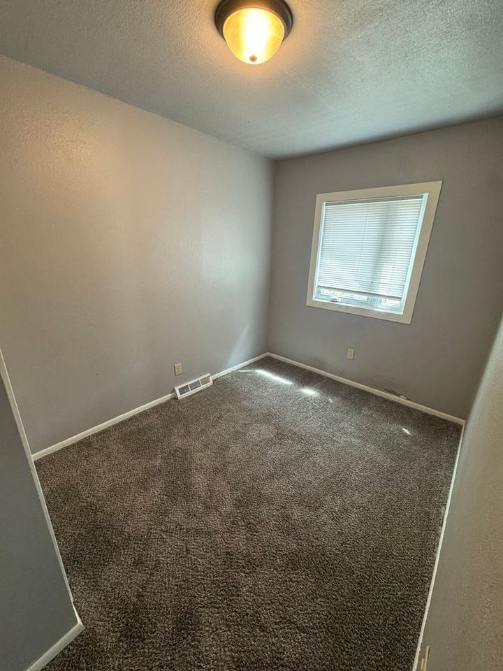 1007 S 27th St - Photo 6 of 9