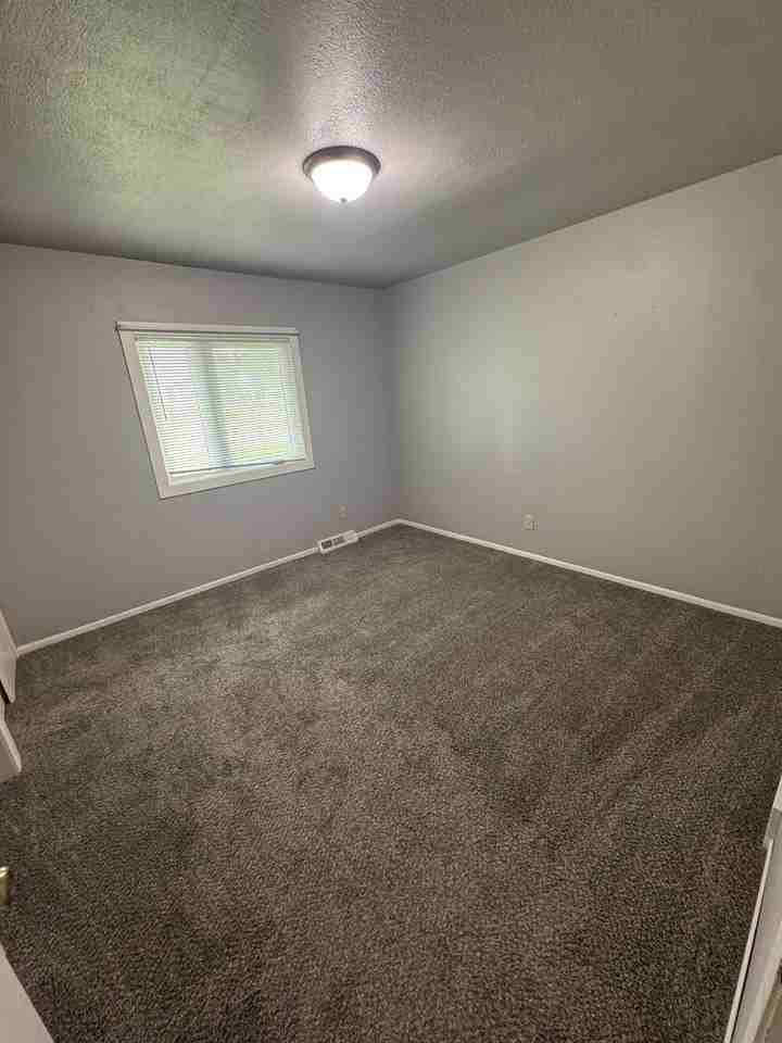 1007 S 27th St - Photo 7 of 9