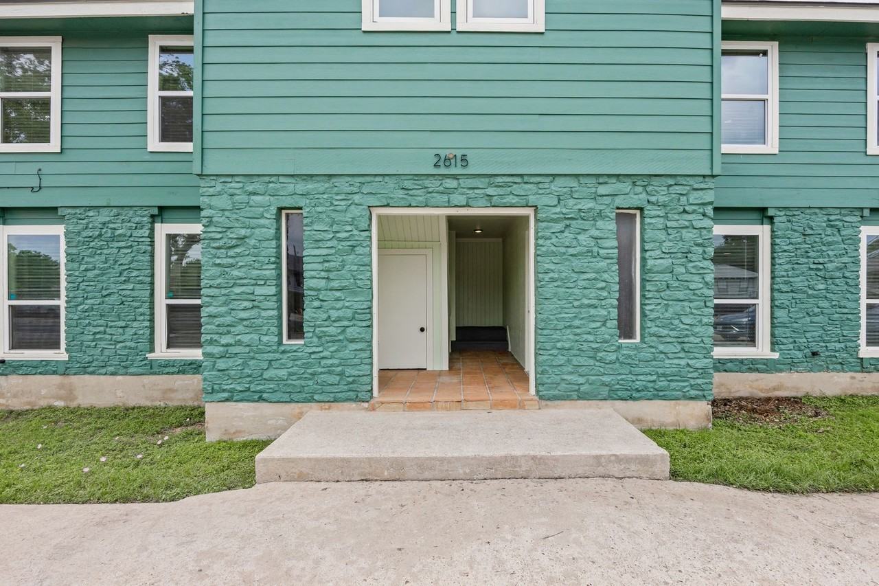 2615 Ektom Drive - Photo 4 of 23