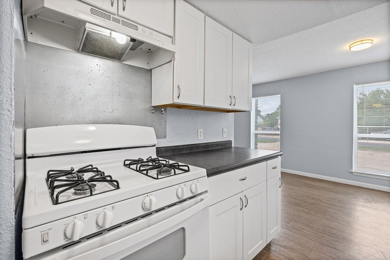 2615 Ektom Drive - Photo 7 of 23