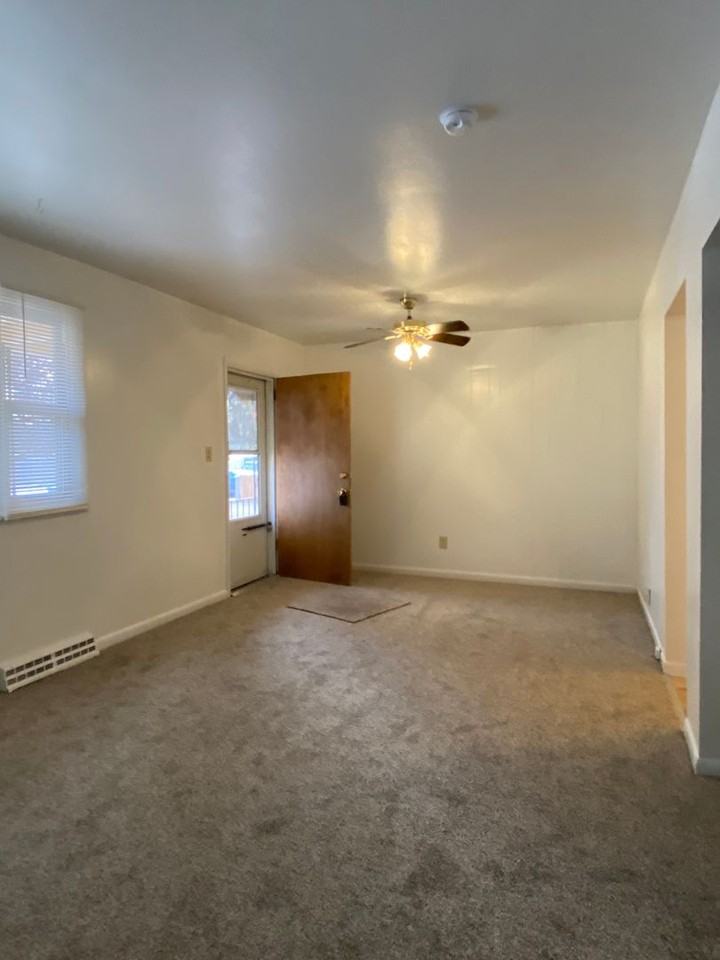 311 Everett St - Photo 3 of 8