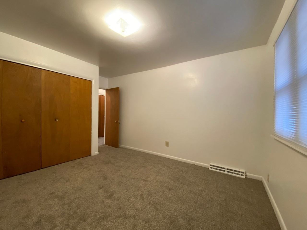 311 Everett St - Photo 5 of 8