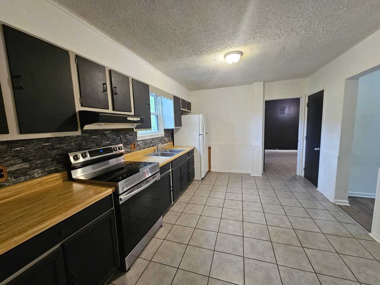 305 Macarthur Dr - Photo 3 of 11
