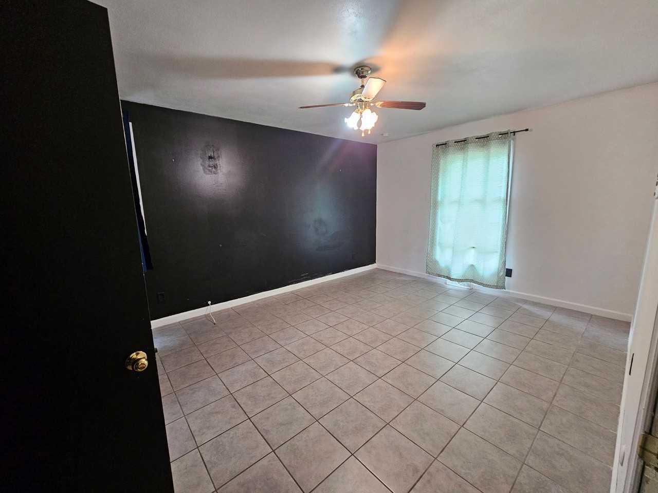 305 Macarthur Dr - Photo 5 of 11