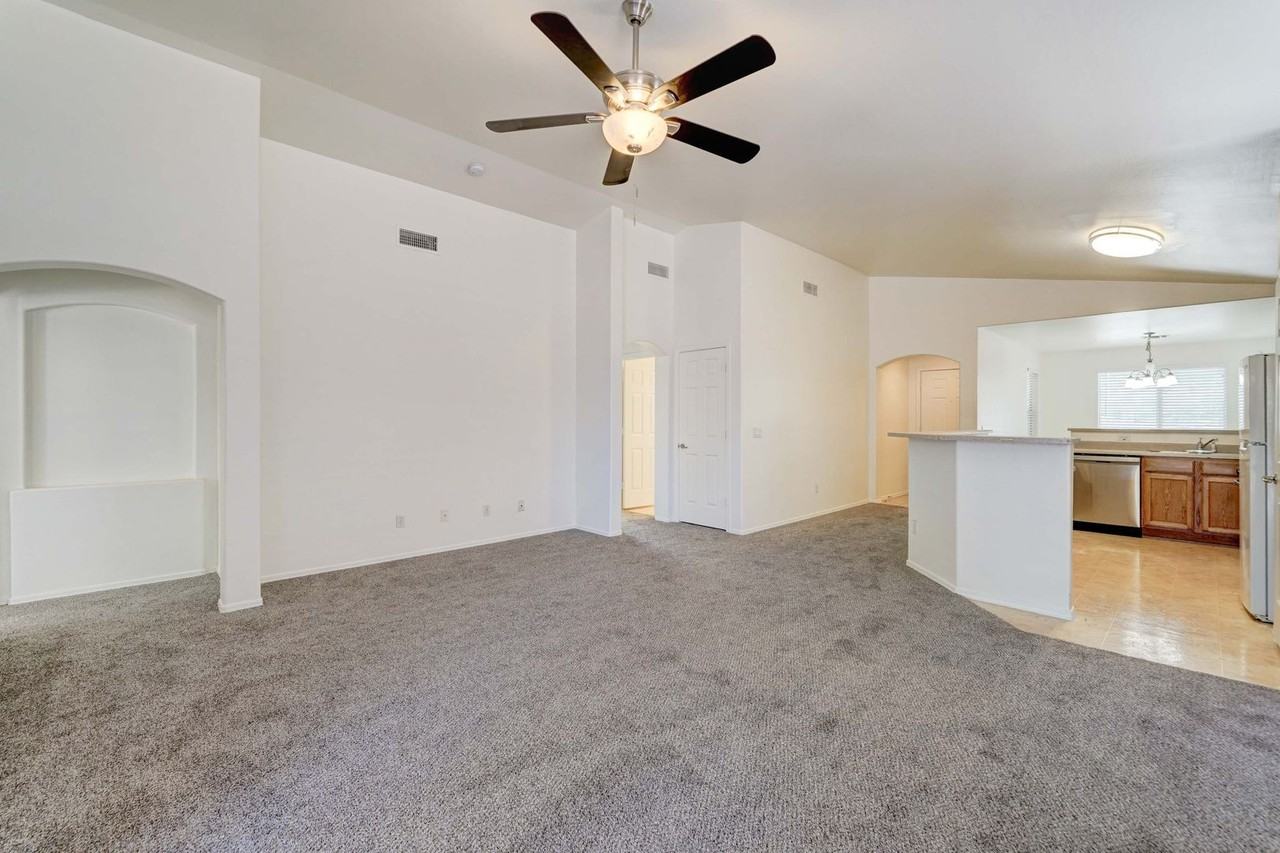 6610 W Hughes Dr - Photo 4 of 28