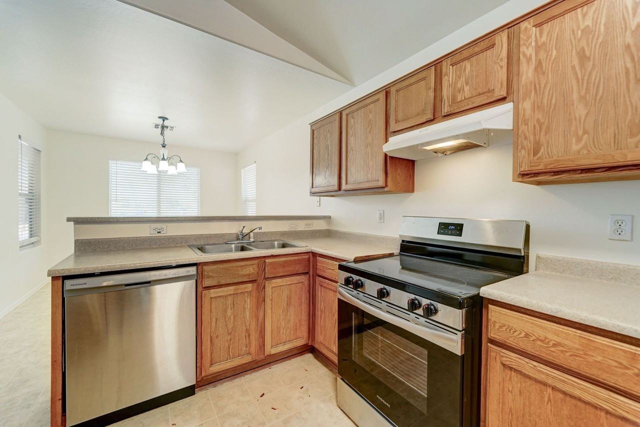 6610 W Hughes Dr - Photo 5 of 28