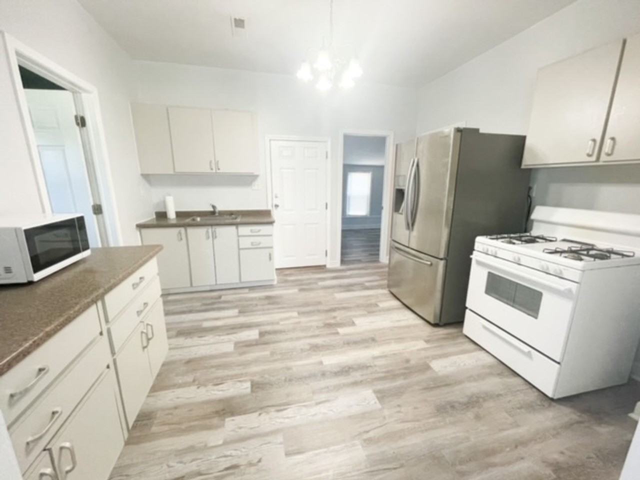 213 W 10th St - Photo 4 of 8