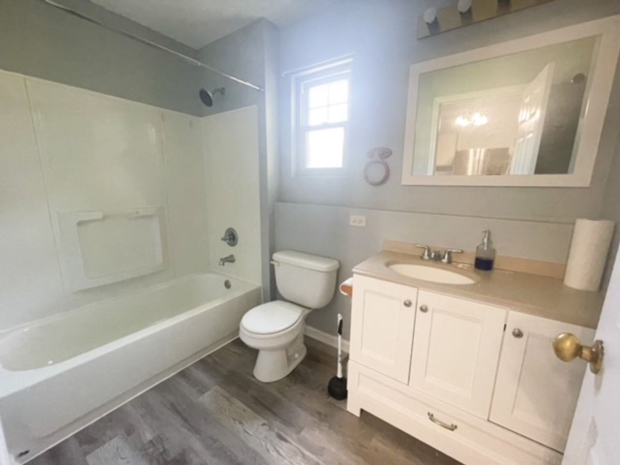 213 W 10th St - Photo 5 of 8