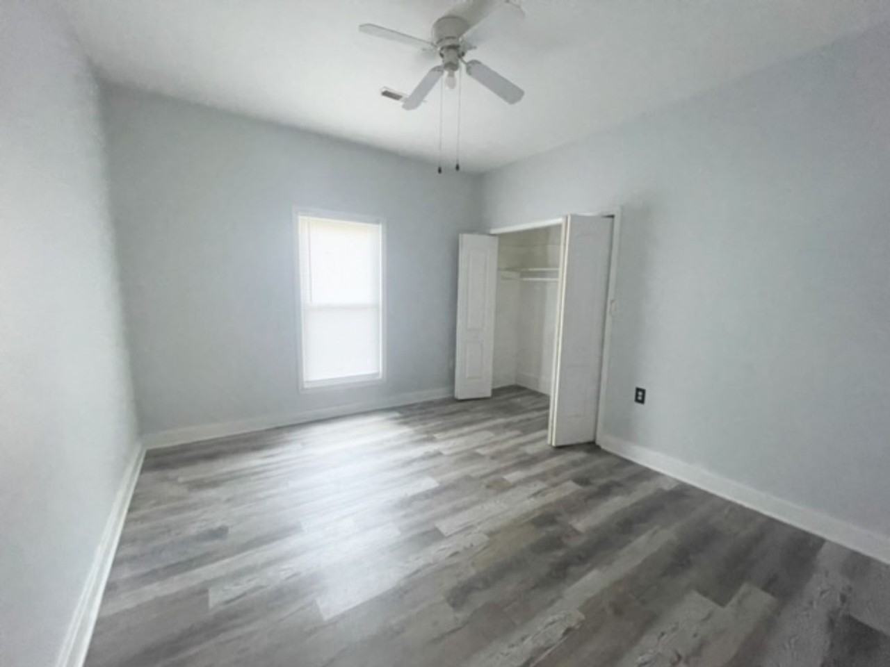 213 W 10th St - Photo 6 of 8