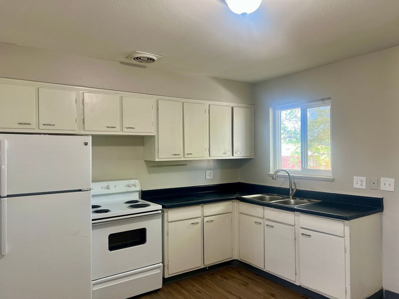 7115 Stuart St - Photo 5 of 13