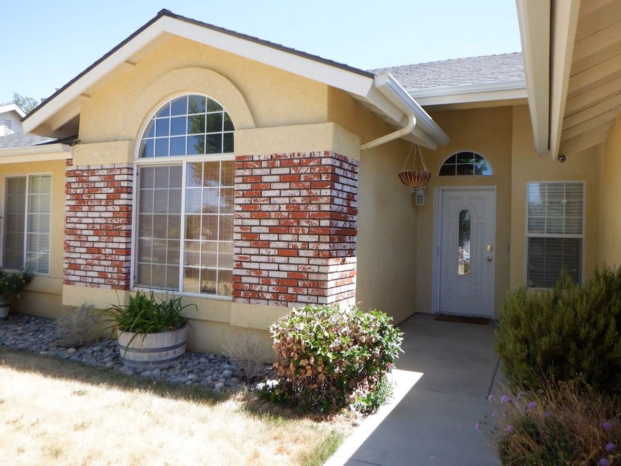 102 Mesquite Dr - Photo 2 of 19