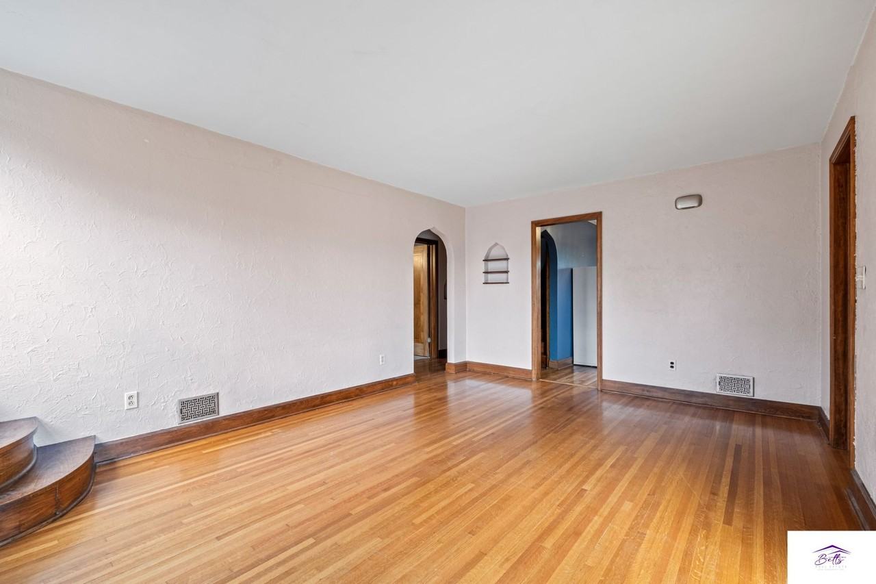 8512 Wirt St - Photo 4 of 15