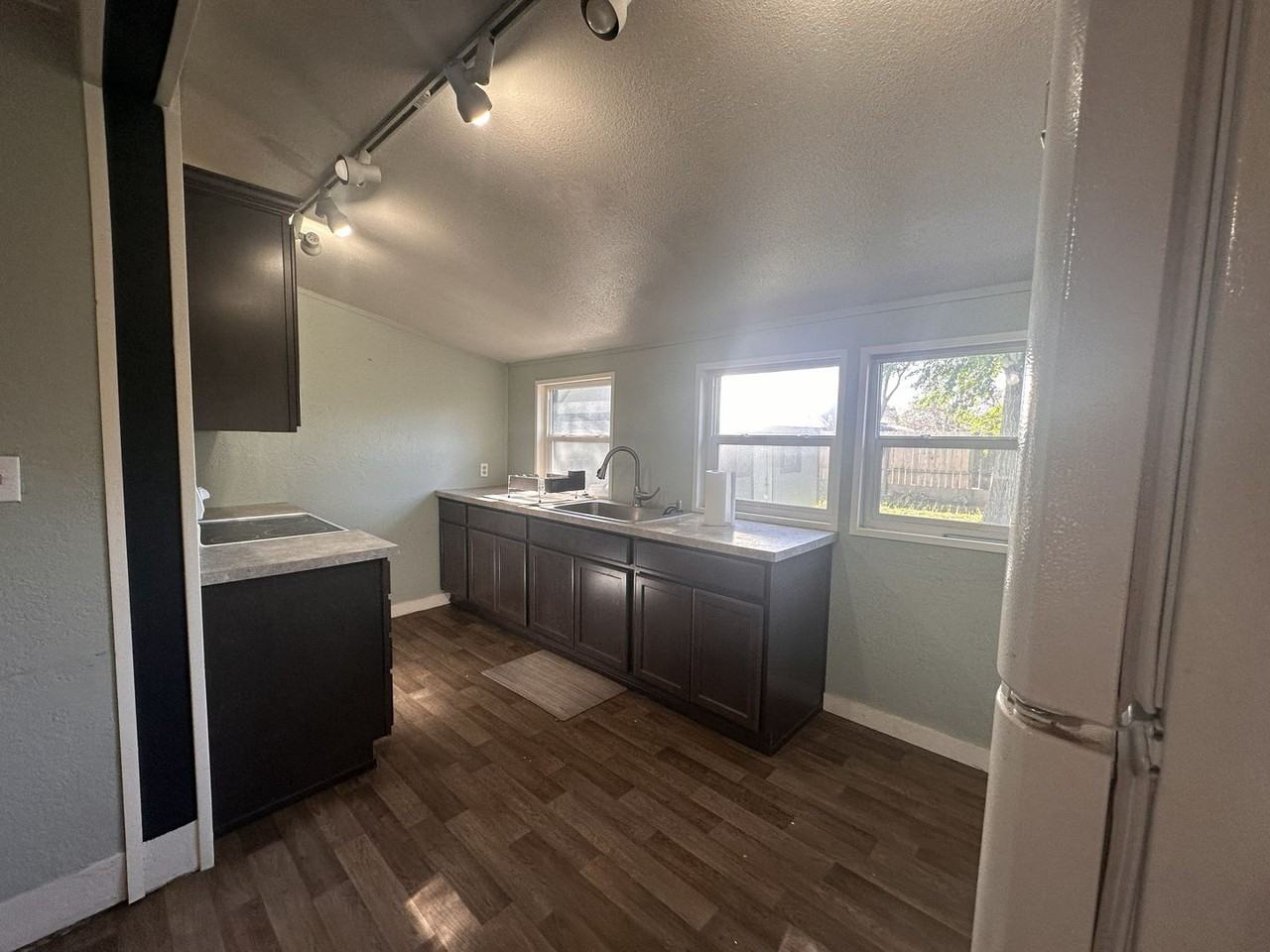115 Hall St - Photo 6 of 12