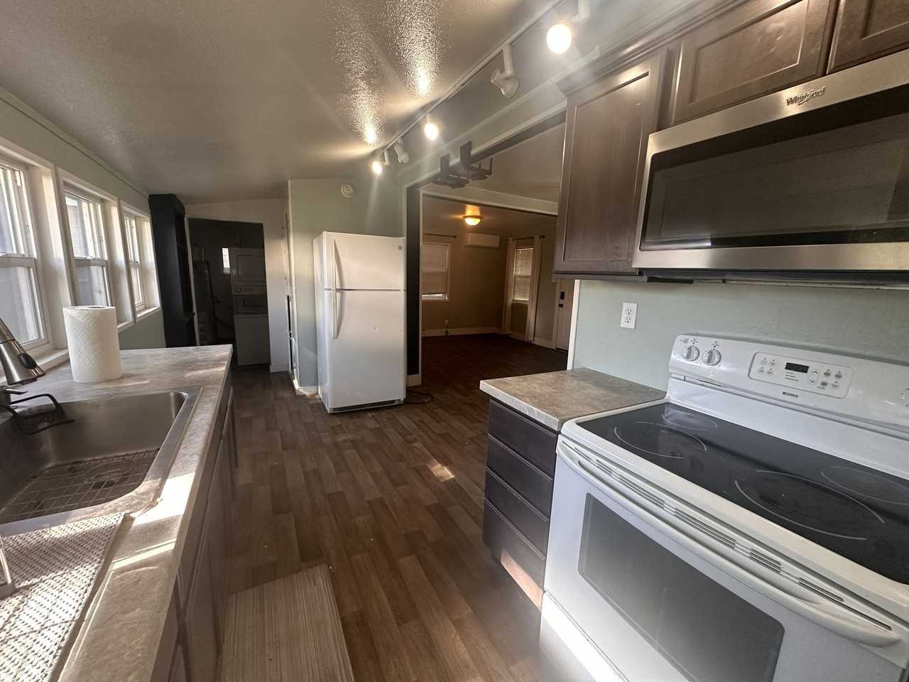 115 Hall St - Photo 7 of 12