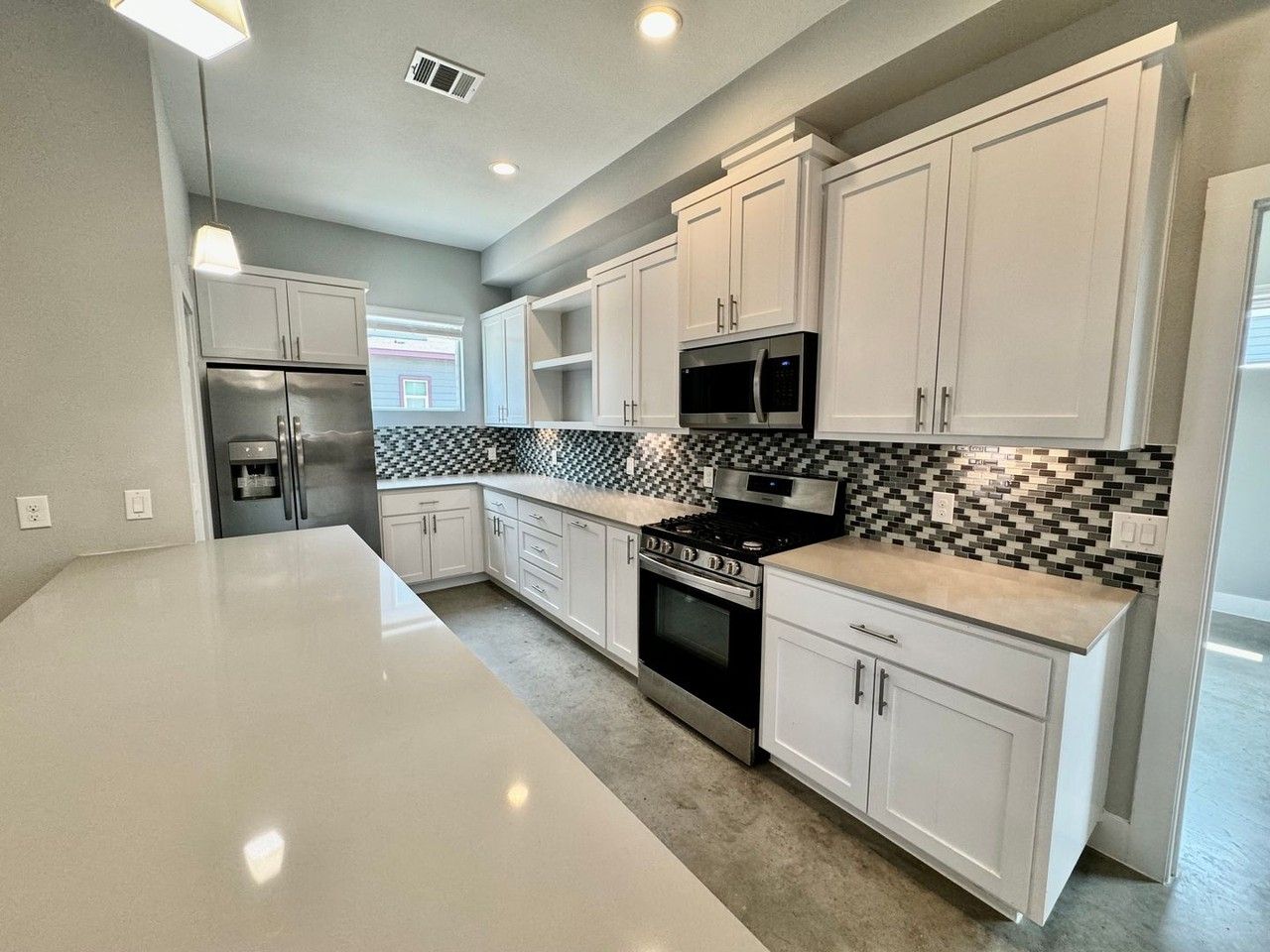 6911 Meador Ave - Photo 4 of 50