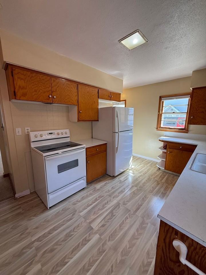 335 10th Ave N - Photo 3 of 11