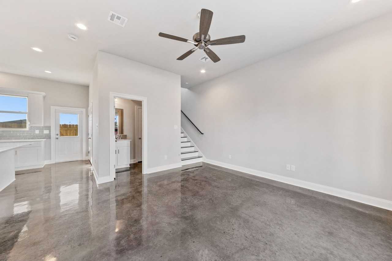 105 Firethorn Dr - Photo 7 of 18