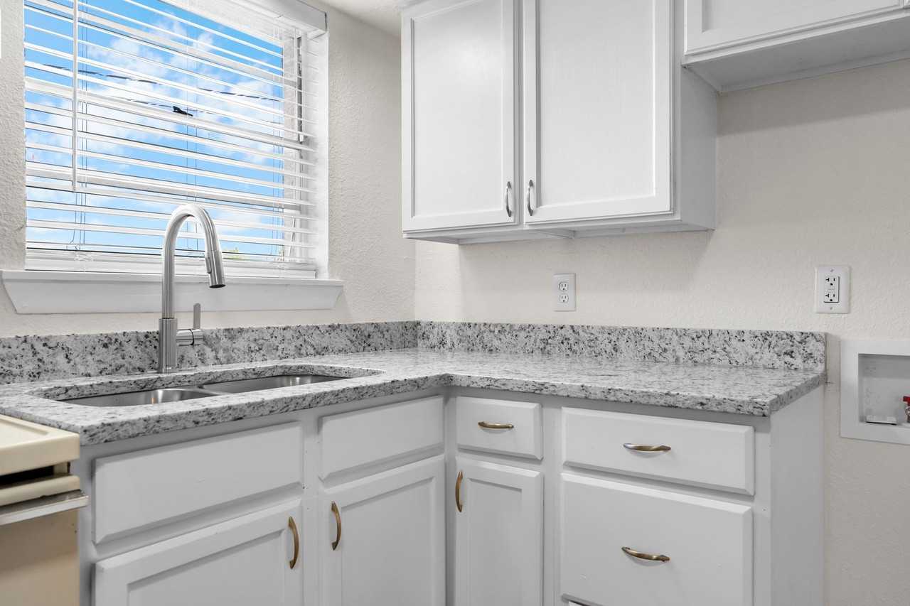 323 Fouts Ave - Photo 3 of 10