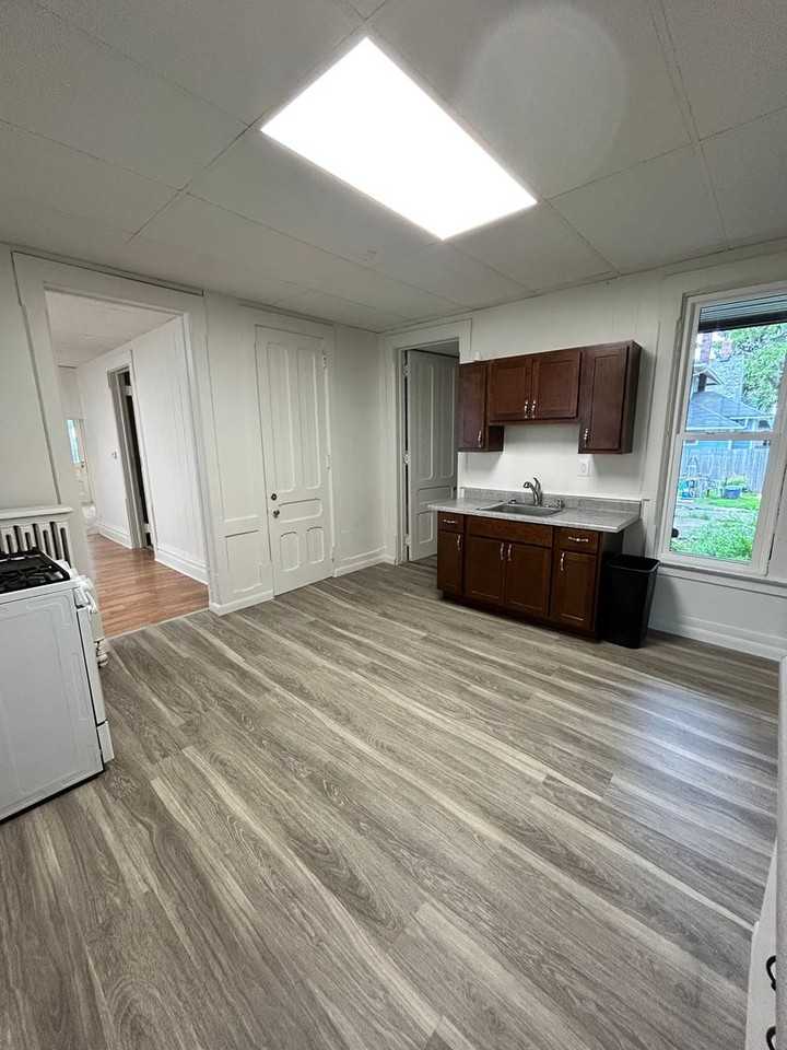 240 E Bowman St - Photo 7 of 15