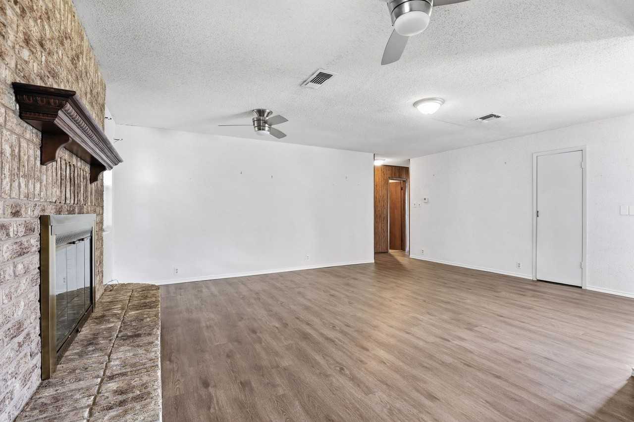 4824 Looney Ln - Photo 4 of 28
