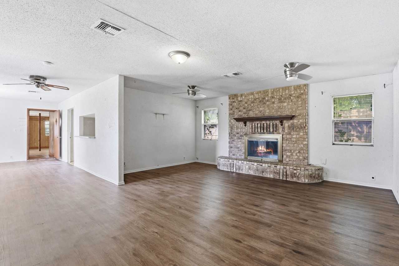 4824 Looney Ln - Photo 5 of 28