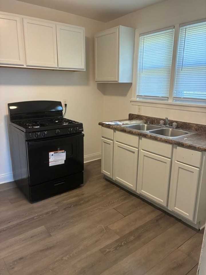 2336 Delaware St - Photo 5 of 11