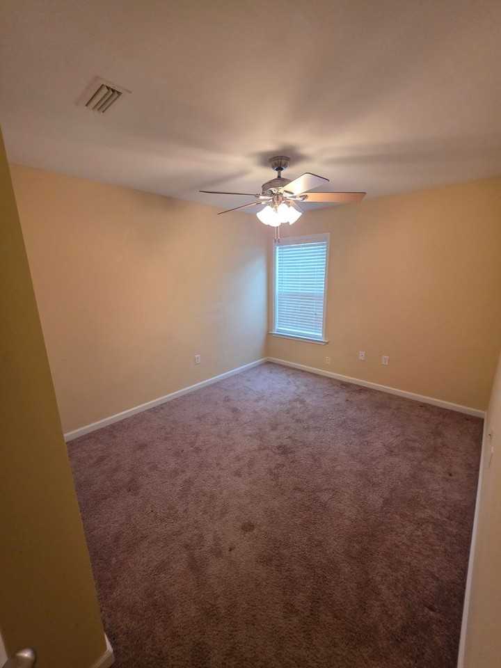 317 Abigail Ct - Photo 4 of 8