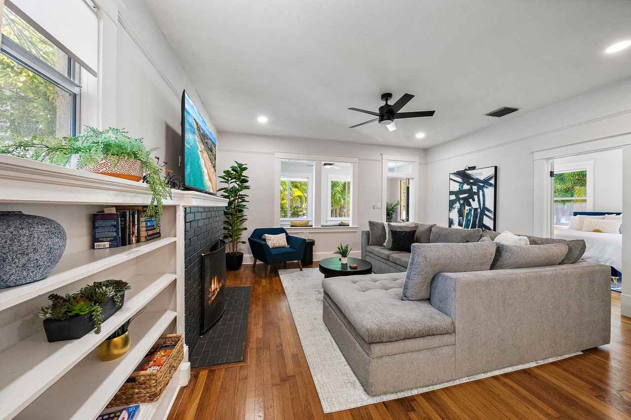 320 Ohio Pl - Photo 3 of 32