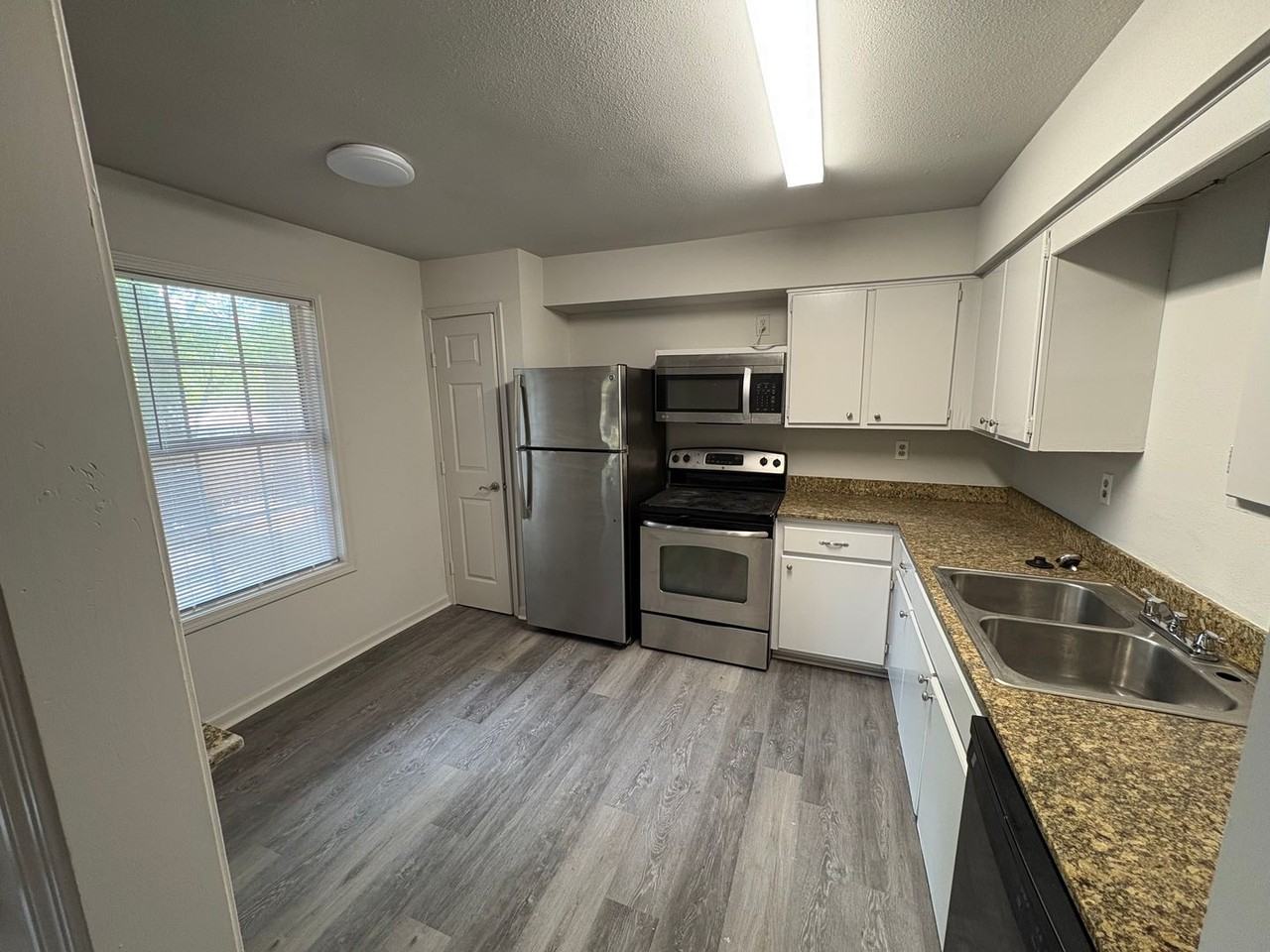 901 Park Ln - Photo 3 of 11
