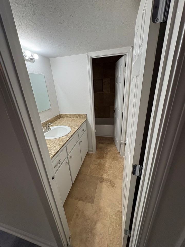 901 Park Ln - Photo 4 of 11