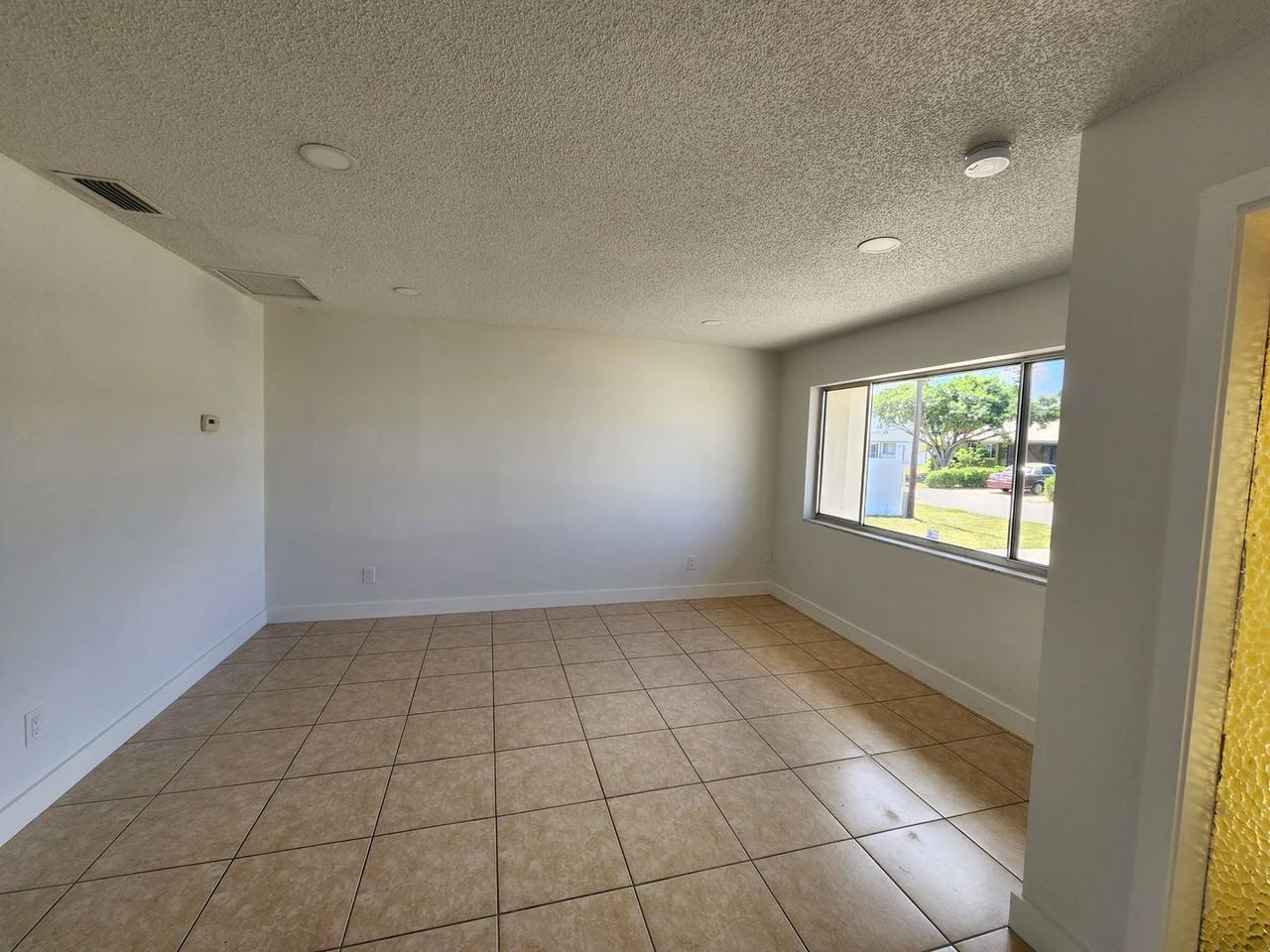 1717 Ne 6th Ter - Photo 3 of 15