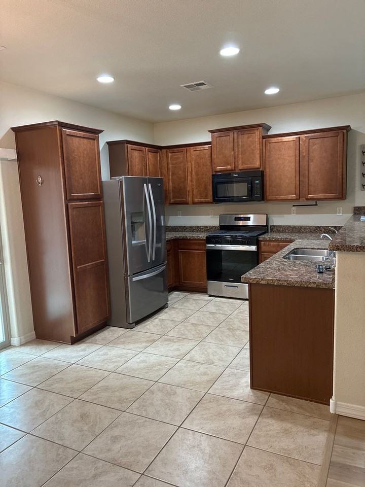 1810 1810 LarkRd NE - Photo 2 of 10