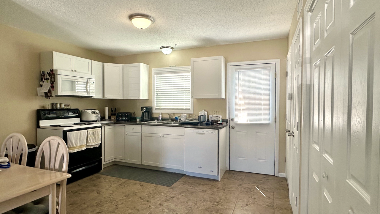 835A Ellen St - Photo 3 of 13