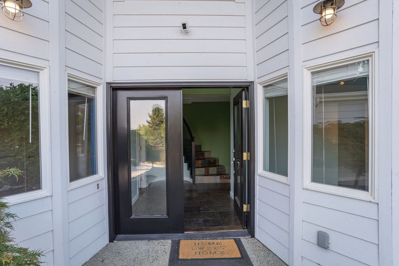 301 Canyon Pl - Photo 2 of 21